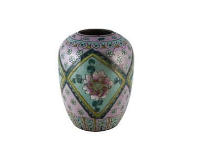 un vase orné d'une fleur sur fond blanc