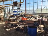 une photo d'un atelier avec de nombreux outils posés sur la table