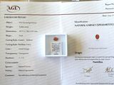 une photo d'un certificat sur laquelle figure une pierre rouge