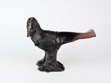 figurine d'un oiseau noir sur fond blanc, avec un fond blanc