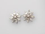 une paire de boucles d'oreilles en diamant et or blanc