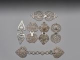 un assortiment de bijoux en argent, comprenant notamment un bracelet, des broches et des boucles d'oreilles