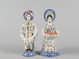 paire de figurines en porcelaine représentant une femme et un homme tenant un éventail