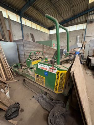 une machine qui se trouve à l'intérieur d'un bâtiment
