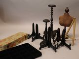 un grand nombre d'objets posés sur une table