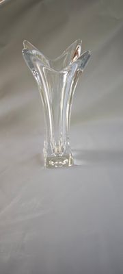 un vase en verre posé sur une table