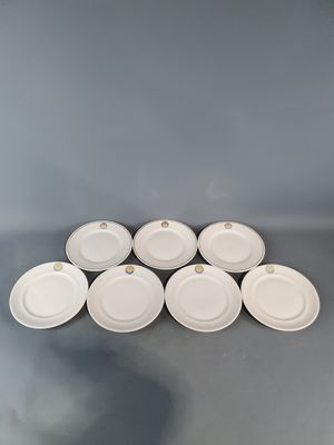 six assiettes blanches sont empilées les unes sur les autres sur une table