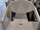 un grand nombre de chaises dans une pièce