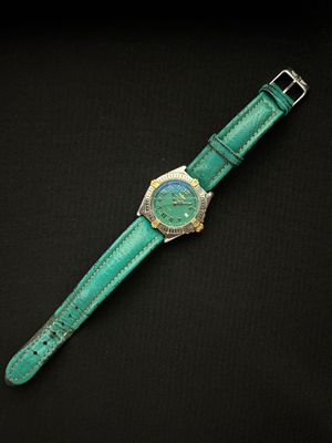 gros plan d'une montre sur une surface noire