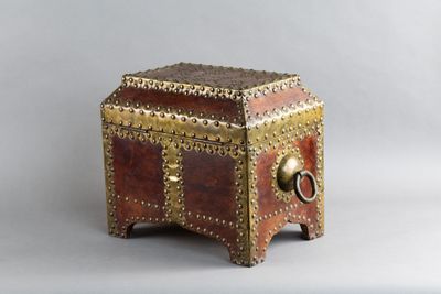 une petite boîte en bois munie d'un anneau métallique