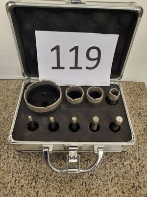 une mallette ouverte posée sur une table, contenant plusieurs outils