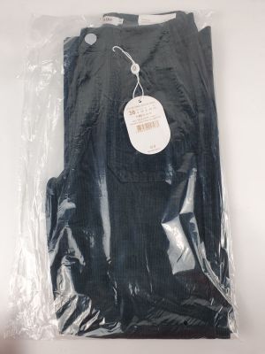 une chemise noire dans un sac en plastique posé sur une table