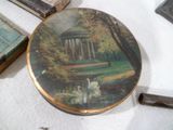 une assiette avec une peinture posée sur une table