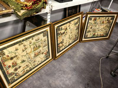 trois photos encadrées posées sur une table dans une pièce