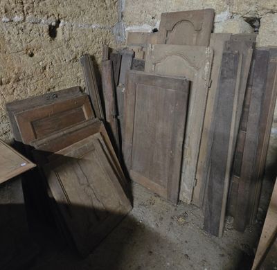 de nombreux morceaux de bois empilés dans une pièce
