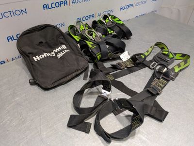 un sac et une paire de harnais posés sur une table