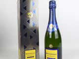 une bouteille de champagne à côté d'une boîte sur fond blanc