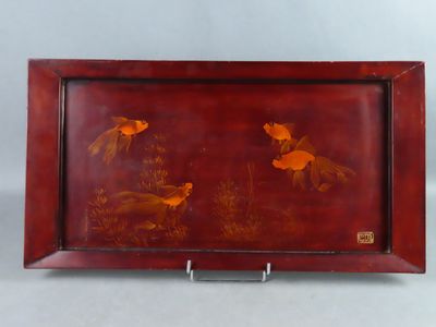 une photo d'un plateau rouge orné d'oiseaux