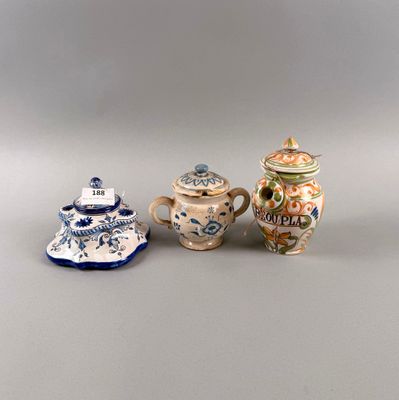 Ensemble d'un petit pot à anses, d'un encrier de Montagnon e…