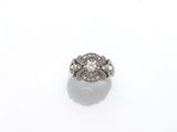 une bague en diamant et plaquée platine, signée Van Cleef