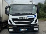 deux camions garés l'un à côté de l'autre dans un parking