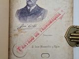 un vieux livre avec la photo d'un homme en costume-cravate
