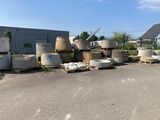 beaucoup de déchets sur un parking situé à côté d'un immeuble