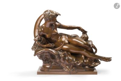 une image représentant une statue en bronze d'une femme assise sur un nuage