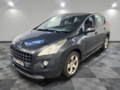 la photo d'une voiture grise garée dans un garage
