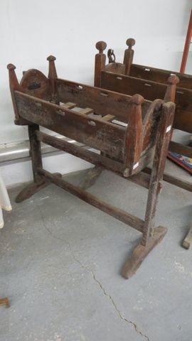 Berceau ancien à bascule en bois