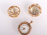 trois bijoux, dont une montre, une broche et une broche