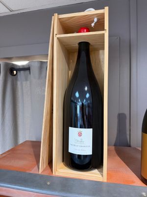 une bouteille de vin et une bouteille de vin dans un coffret en bois