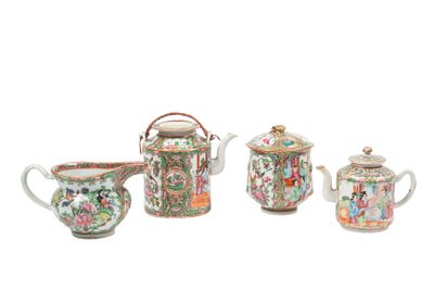 quatre services à thé composés d'une théière et d'une soucoupe en porcelaine chinoise
