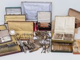 plusieurs types d'argenterie dans un coffret