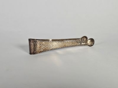 gros plan d'un objet métallique sur une surface blanche