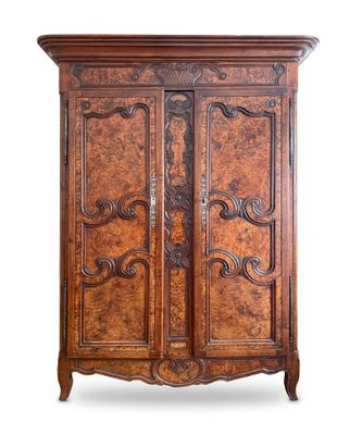 une photo d'une armoire en bois dont les portes sont ornées de sculptures