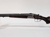 un fusil avec un canon en bois sur un support transparent