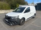 une camionnette blanche garée dans un parking