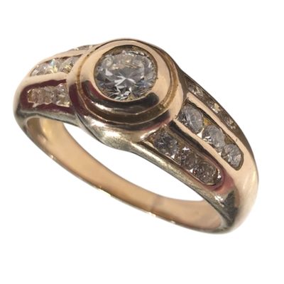 une image représentant une bague en or sertie d'un diamant au centre