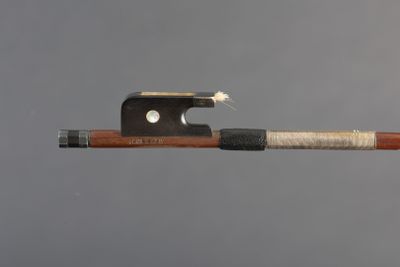 the bow of a violin with a piece of string attached to it