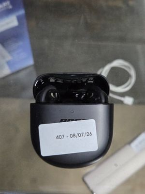 une boîte d'écouteurs posée sur une table à côté d'une télécommande