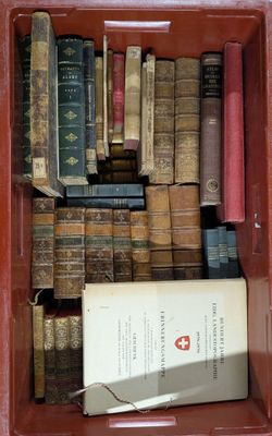 de nombreux livres anciens dans une vitrine posée sur la table