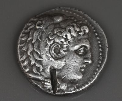 gros plan d'une pièce d'argent avec un visage dessus