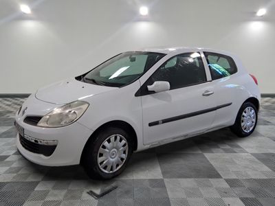 la photo d'une voiture blanche garée dans un garage