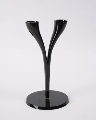 Le bougeoir noir comporte deux bougies.
