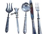 un service d'argenterie comprenant un couteau, une fourchette, une cuillère et un repose-cuillère