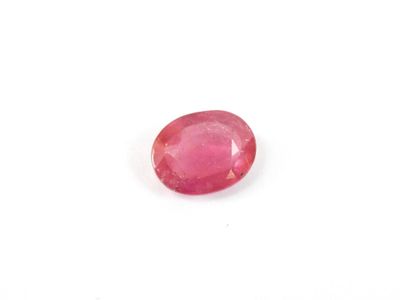 des rubis roses sur un fond blanc