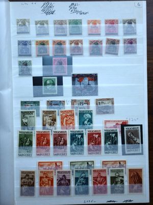 une image d'une collection de timbres sur une table