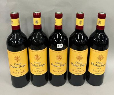 six bouteilles de vin rouge sont alignées sur une surface blanche