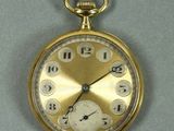une montre de poche en or avec des chiffres sur le cadran